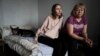 Ala Antonova i njena ćerka Anastasija u iznajmljenom stanu u Kijevu (Foto: REUTERS/Anna Voitenko)