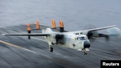 一架美國海軍C2-A型“灰狗”運輸機在杜魯門號航空母艦上降落（資料圖片）