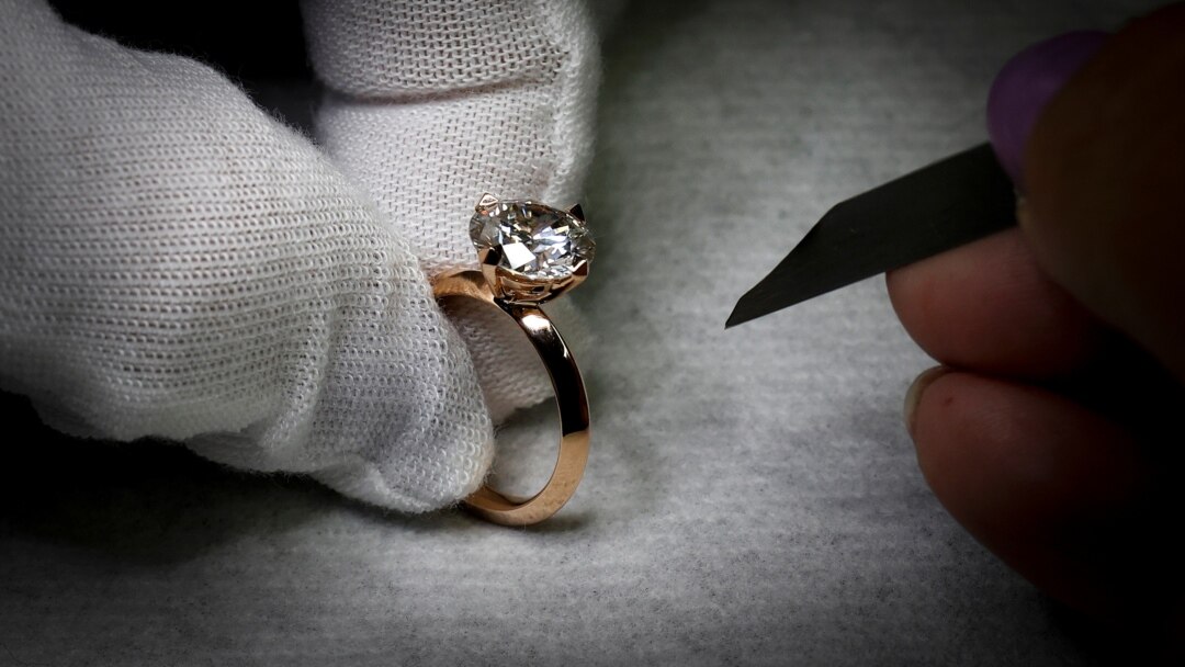 A worker inspects a ring set with an Aether diamond made from captured CO2, at the RFG Manufacturing Riviera jewelry design facility in New York City, New York, September 30, 2021. (REUTERS Mike Segar)