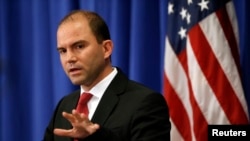 El asesor de Seguridad Nacional de la Casa Blanca, Ben Rhodes, elogia el acuerdo nuclear con Irán.