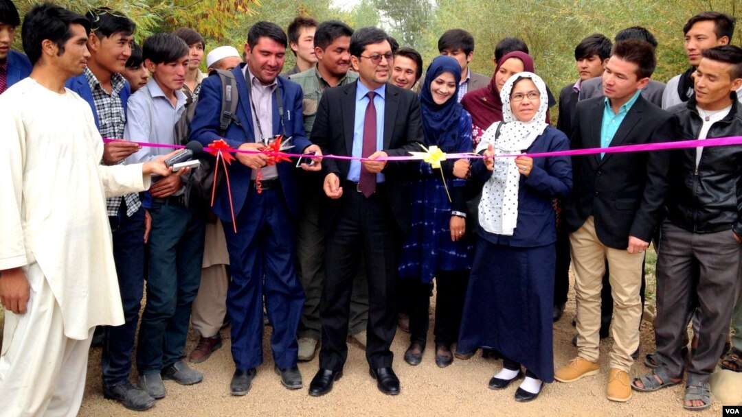 مسؤولین محلی بامیان می‌گویند که هدف از راه‌اندازی این برنامه، ایجاد سهولت‌های بیشتر برای محصلین پوهنتون بامیان است.
