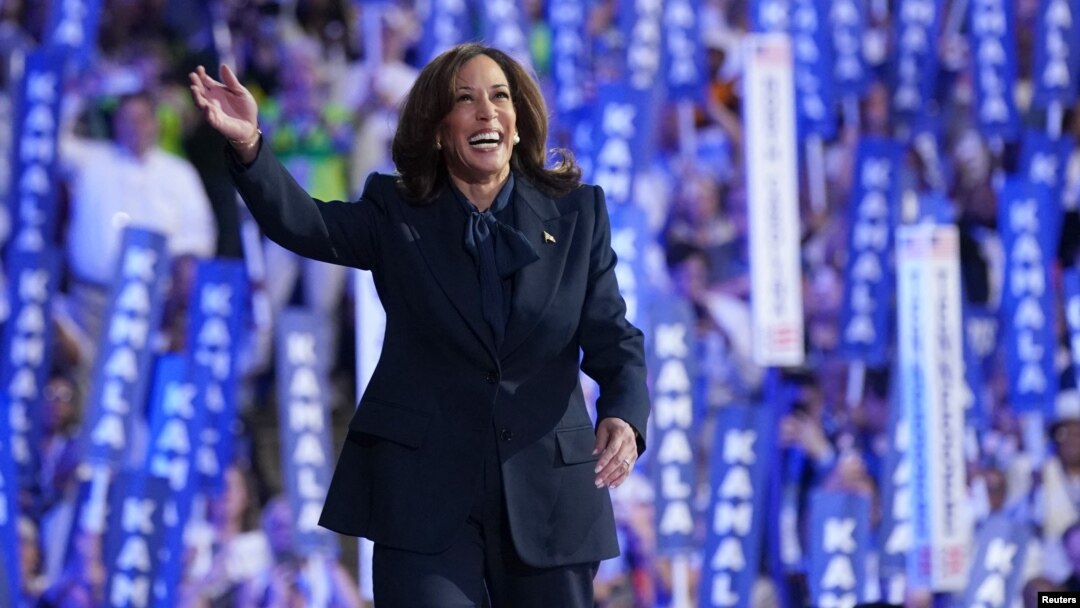 Kamala Haris izlazi na scenu Junajted centra u Čikagu na završnoj večeri Demokratske nacionalne konvencije (Foto: Reuters/Kevin Lamarque)