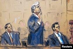 En el dibujo, aparece la imagen del expresidente Donald Trump, de pie y haciendo un juramento ante la jueza Moxila A. Upadhyaya en la audiencia por los cargos de que orquestó un complot para tratar de anular su derrota en las elecciones de 2020. El 3 de agosto de 2023 en Washington.