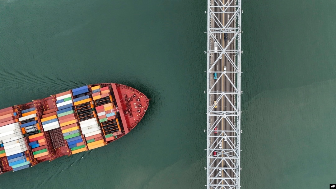 Un buque de carga navega bajo el puente de Las Américas a través del Canal de Panamá, en la Ciudad de Panamá, el jueves 13 de junio de 2024.