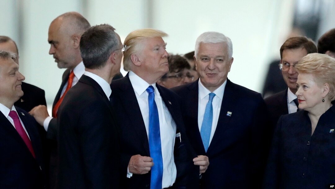 Crnogorski premijer Duško Marković, nakon što ga je odgurnuo predsednik Tramp na NATO samitu u Briselu.