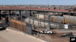 Estados Unidos y México conversan para reducir el impacto que la restricción de movimientos en las fronteras causarían por la crisis del nuevo coronavirus COVID-19.