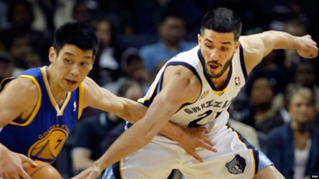 El alero venezolano de los Memphis Grizzlies, Greivis Vásquez, frente a Jeremy Lin de Golden State Warriors, la acción de la NBA.