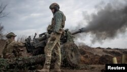 烏克蘭士兵在巴赫穆特前線與俄軍作戰。（2023年3月10日）