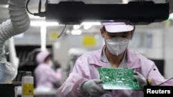 一名女工在中国武汉的一家格力工厂的生产线上。（2021年8月16日）