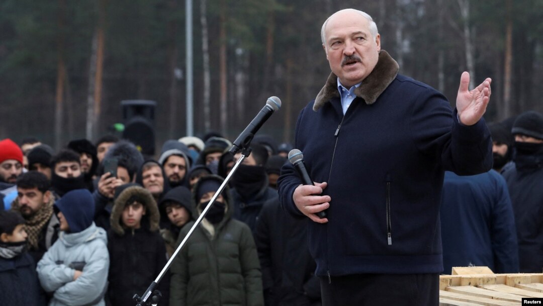 ARCHIVO - El presidente bielorruso, Alexander Lukashenko, habla con los migrantes mientras visita el centro de transporte y logística Bruzgi en la frontera entre Bielorrusia y Polonia, en la región de Grodno, Bielorrusia, el 26 de noviembre de 2021.