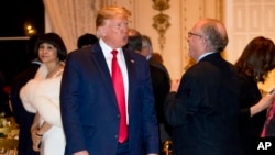 ARHIVA - Predsednik SAD Donald Tramp razgovara sa Alenom Deršovicem tokom Božićne večere u odmaralištu Mar-a-lago. Deršovic je deo Trampovog pravnog tima za suđenje o opozivu u Senatu (Foto: AP)