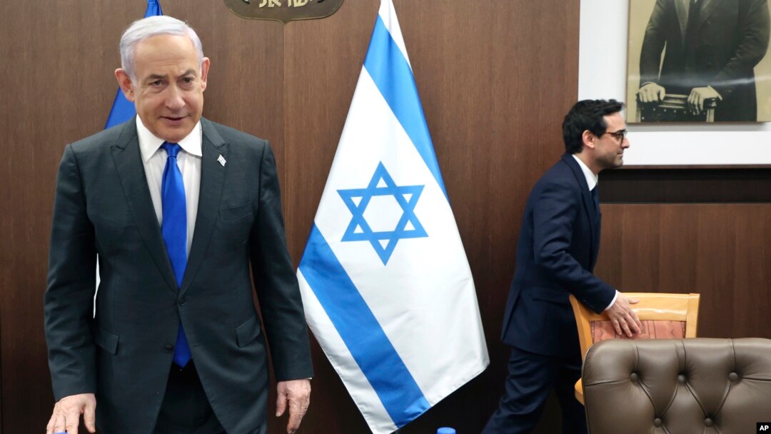 El primer ministro israelí Benjamin Netanyahu, izquierda, se acerca a su silla antes de reunirse con el ministro francés de Relaciones Exteriores, Stephane Sejourne, derecha, el lunes 5 de febrero de 2024, en Jerusalén. 