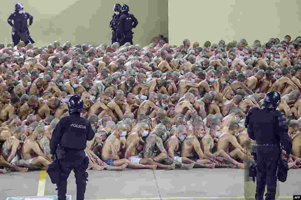 Handout picture released on April 25, 2020 by El Salvador&#39;s Presidency press office showing inmates at the Izalco prison, northwest of San Salvador, are seen during a security operation after President Nayib Bukele decreed a maximum emergency in all penitentiary centers housing gang members.