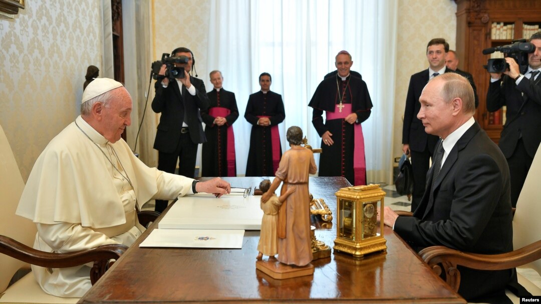 Vladimir Putin, que ha visto al papa en dos ocasiones anteriores, llegó al Vaticano al comienzo de una visita de 10 horas a Italia, que también incluye conversaciones con el Primer Ministro Giuseppe Conte.