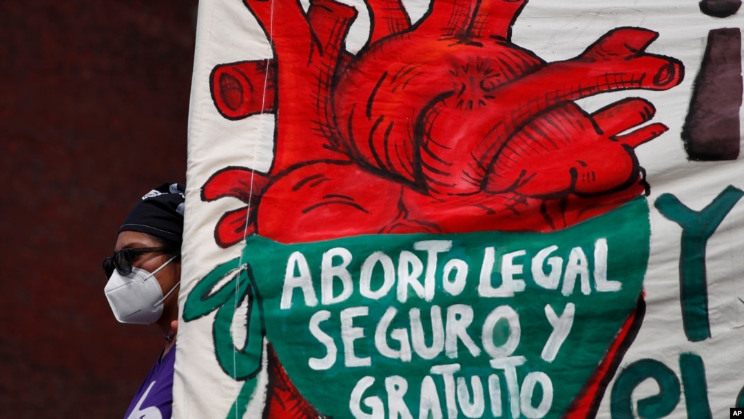 ARCHIVO - Una mujer sostiene una pancarta que dice "Aborto legal, seguro y gratuito" frente al Congreso Nacional en el "Día por la Despenalización del Aborto en América Latina y el Caribe", en la Ciudad de México, el 28 de septiembre de 2020. 